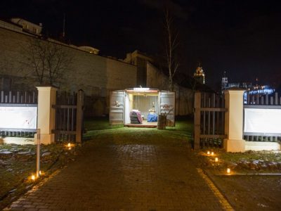 2017-12-12, Vilniuje šiemet netoli tradicinės Katedros aikštėje įrengta ir dar viena – Benamio – prakartėlė.